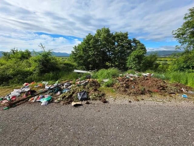 (FOTO) Otpad istovaren pored puta