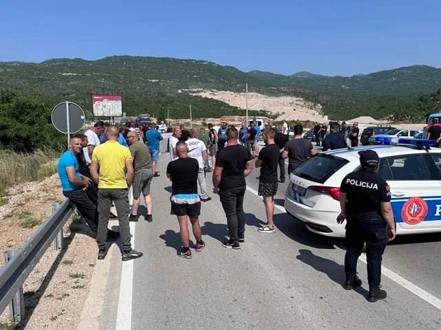 FOTO: Drvosječe u ponedjeljak traže odgovore pred Ministarstvom poljoprivrede