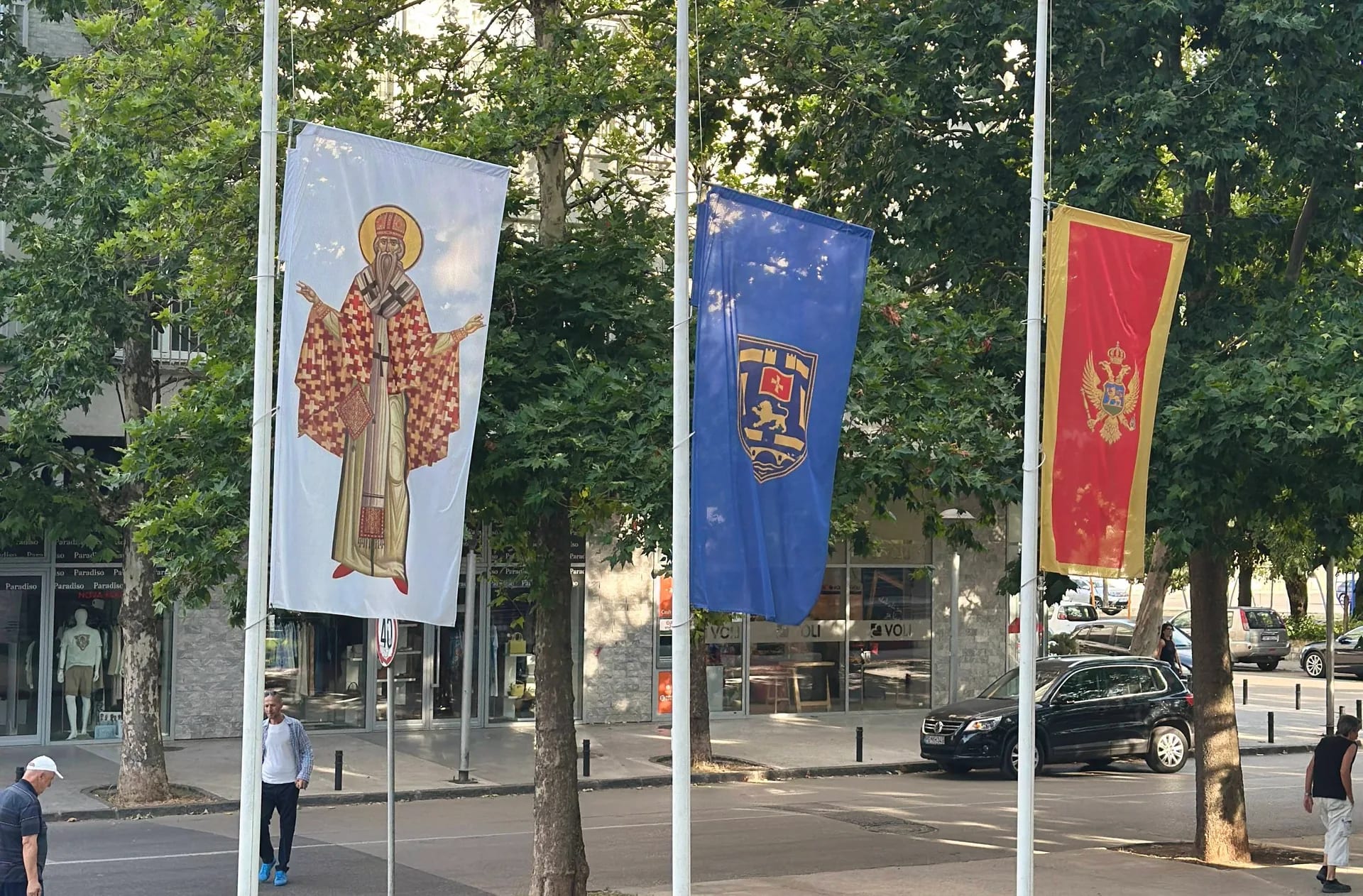 Zastave na pola koplja ispred Opštine
