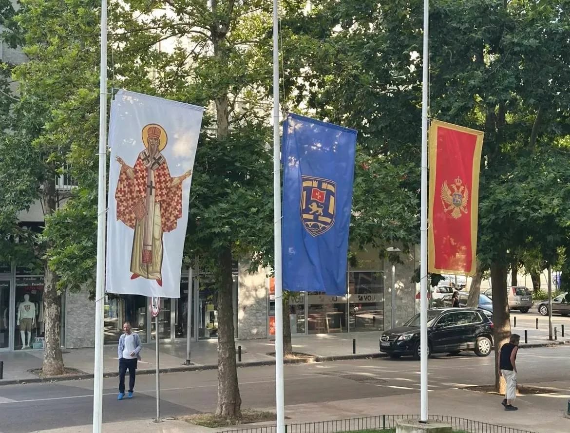 Zastave ispred Opštine Nikšić na pola koplja