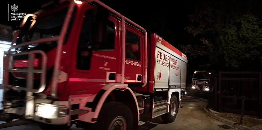 Tim iz Austrije sa 15 specijalizovanih vozila gasi požare
