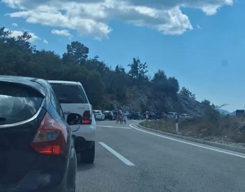 Na granici sa BiH čeka se preko sat