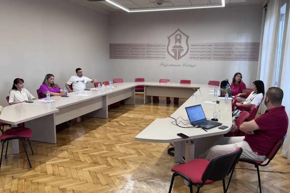 Novinarkama Cetinja predstavljen Priručnik o zaštiti novinara/ki