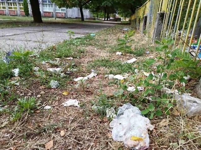 (FOTO) Otpad u dvorištu OŠ ''Luka Simonović''