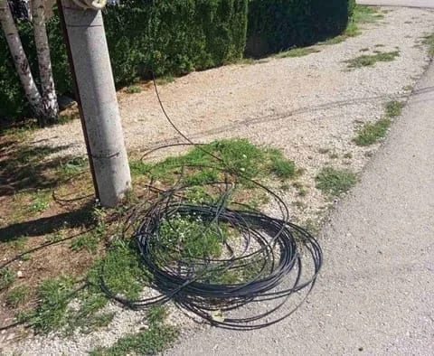 (FOTO) Telefonski kabal u Ulici Jakova Ostojića niko ne popravlja