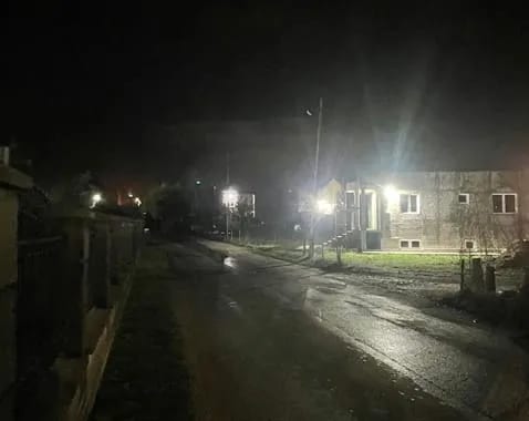 (FOTO) Rupe u asfaltu duž Ulice ''18. septembar'', javna rasvjeta u kvaru