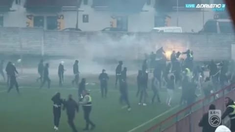 VIDEO: Sukob navijača na pola sata prekinuo meč Internacional - Berane u Nikšiću