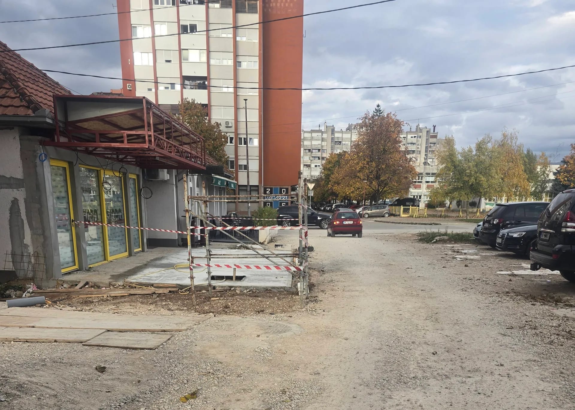 (FOTO) Stanari negoduju zbog betoniranja u Ulici Živka Nikolića, vlasnik kaže da je privremeno rješenje