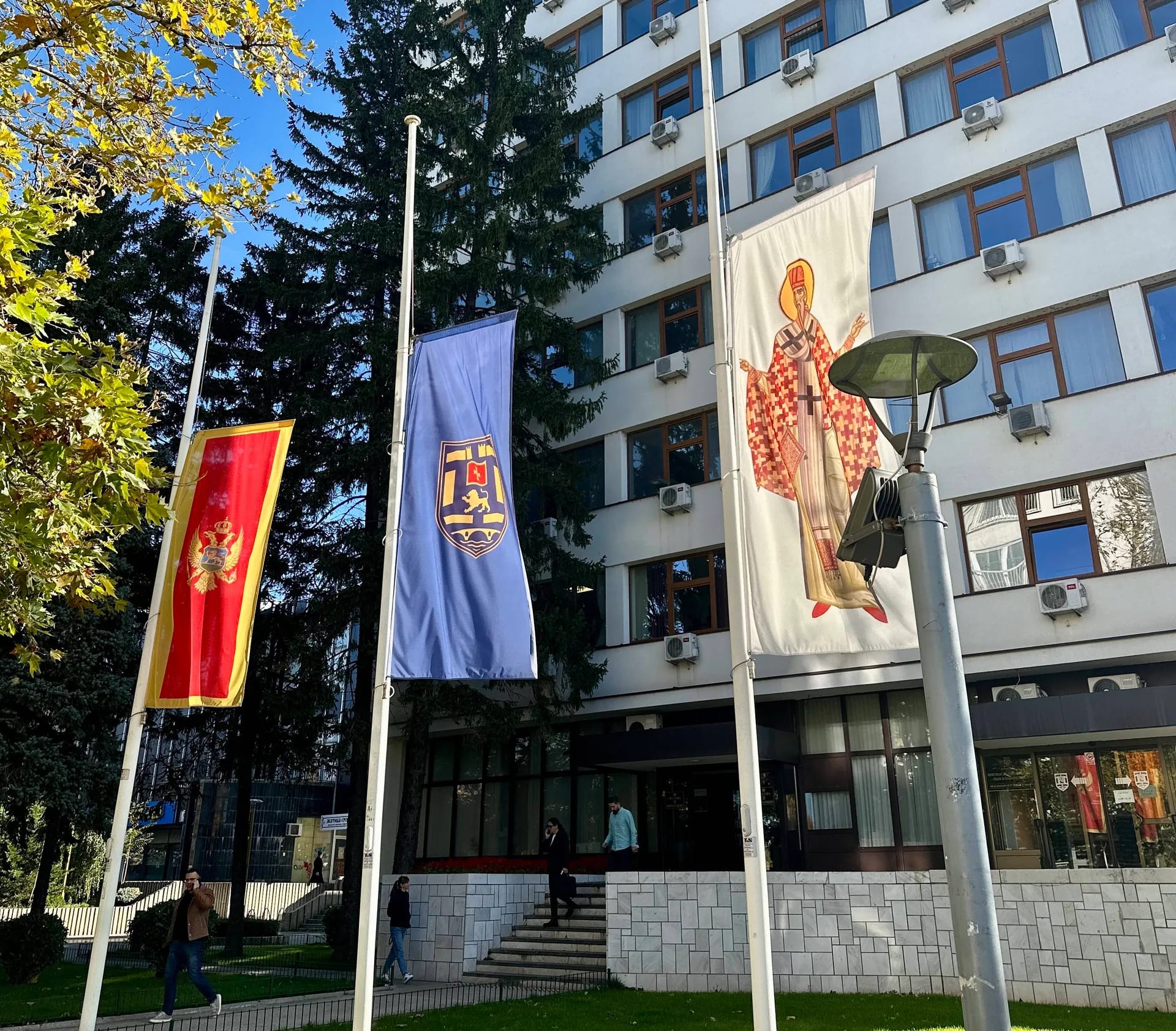 Zastave ispred zgrade Opštine na pola koplja zbog tragedije u BiH