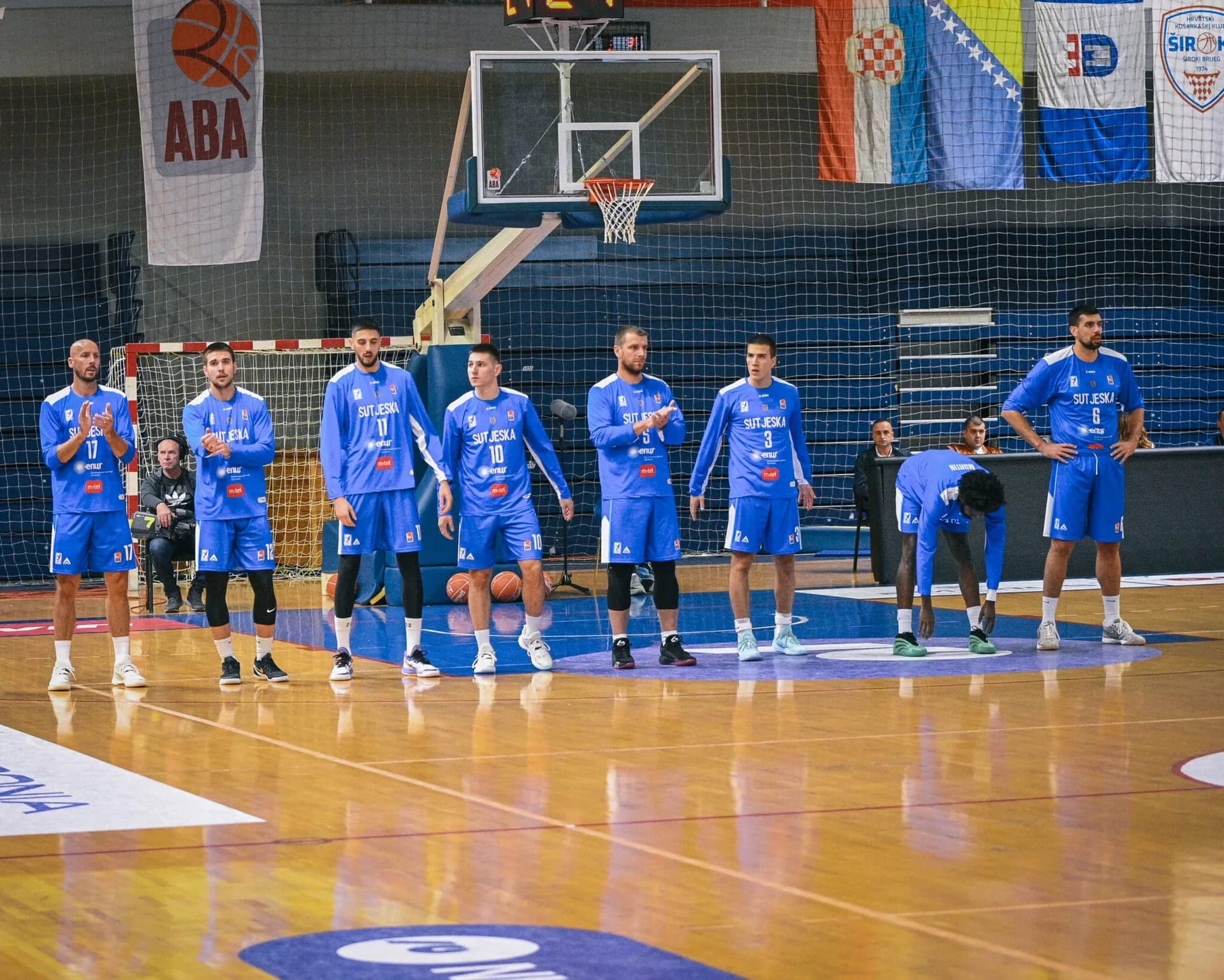 Sutjeska: Utakmica privremeno prekinuta, vrijeđali i gađali navijače i stručni štab, napustili teren zbog bezbjednosti