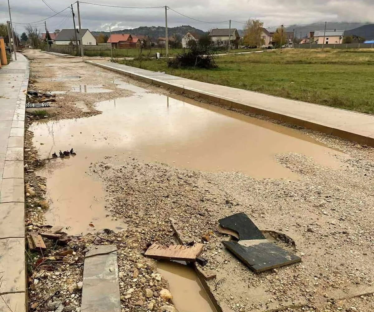 ČITAOCI ŠALJU: Dvije godine radova u Školskoj ulici: Mještani upozoravaju na brojne propuste (Foto)