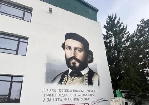 (FOTO) Njegošev mural na zgradi Filozofskog fakulteta