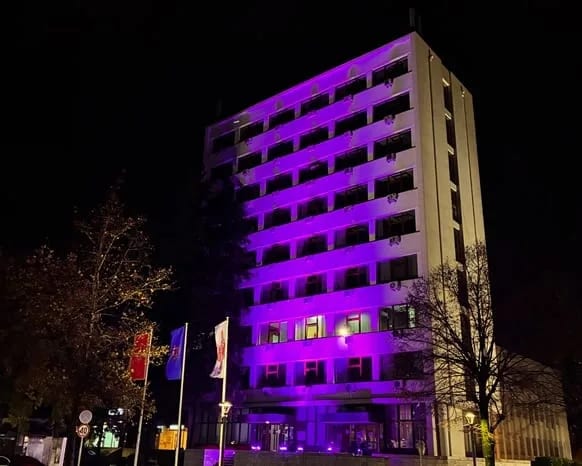 Zgrada Opštine u ljubičastoj boji povodom Međunarodnog dana oboljelih od cistične fibroze