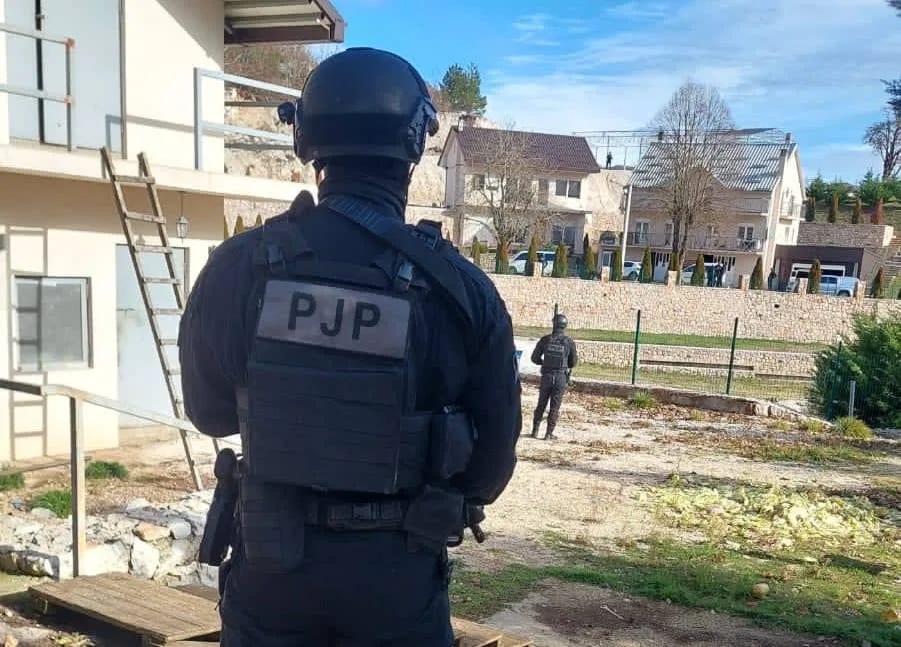 Akcija policije u Nikšiću: Više procesuiranih, zaplijenjena droga i oduzeto vozilo