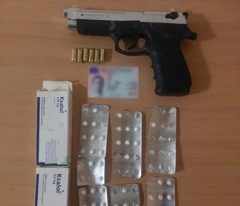 Uhapšen Nikšićanin, kod njega pronađena falsifikovana lična karta, startni pištolj i tablete sa liste opijata