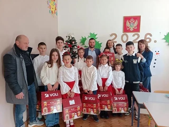 Tomić uručio paketiće učenicima OŠ „Dušan Đukanović“ na Lukovu