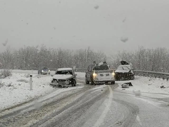 Više nezgoda prema Šavniku, pet povrijeđenih, autobus proklizao