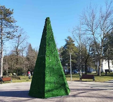 (FOTO) Polomljene lampice na novogodišnjoj jelki u parku
