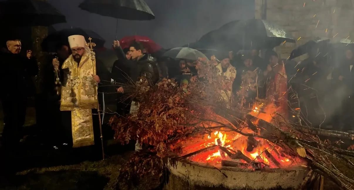 Organizovano nalaganje badnjaka ispred ljetnjikovca kralja Nikole