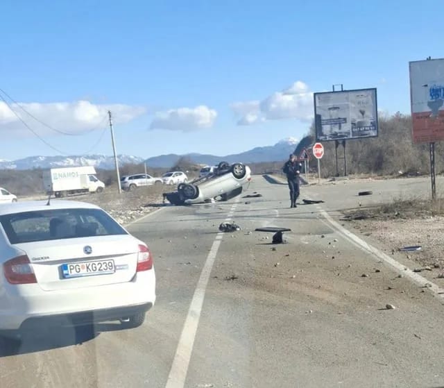 Sudar vozila kod Vitalca, jedno završilo na krovu
