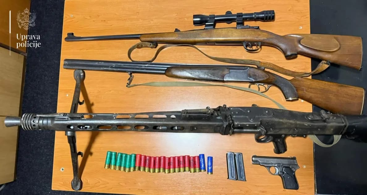 Nikšićanin uhapšen zbog nasilja u porodici, pronađen puškomitraljez, pištolj i dvije puške