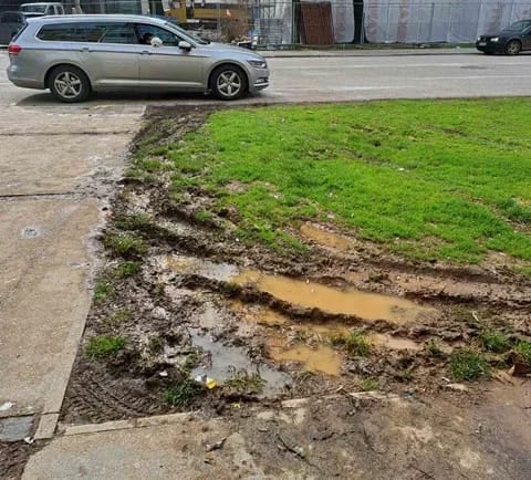 (FOTO) Javne površine u blatu nemarom građana, ali i nadležnih