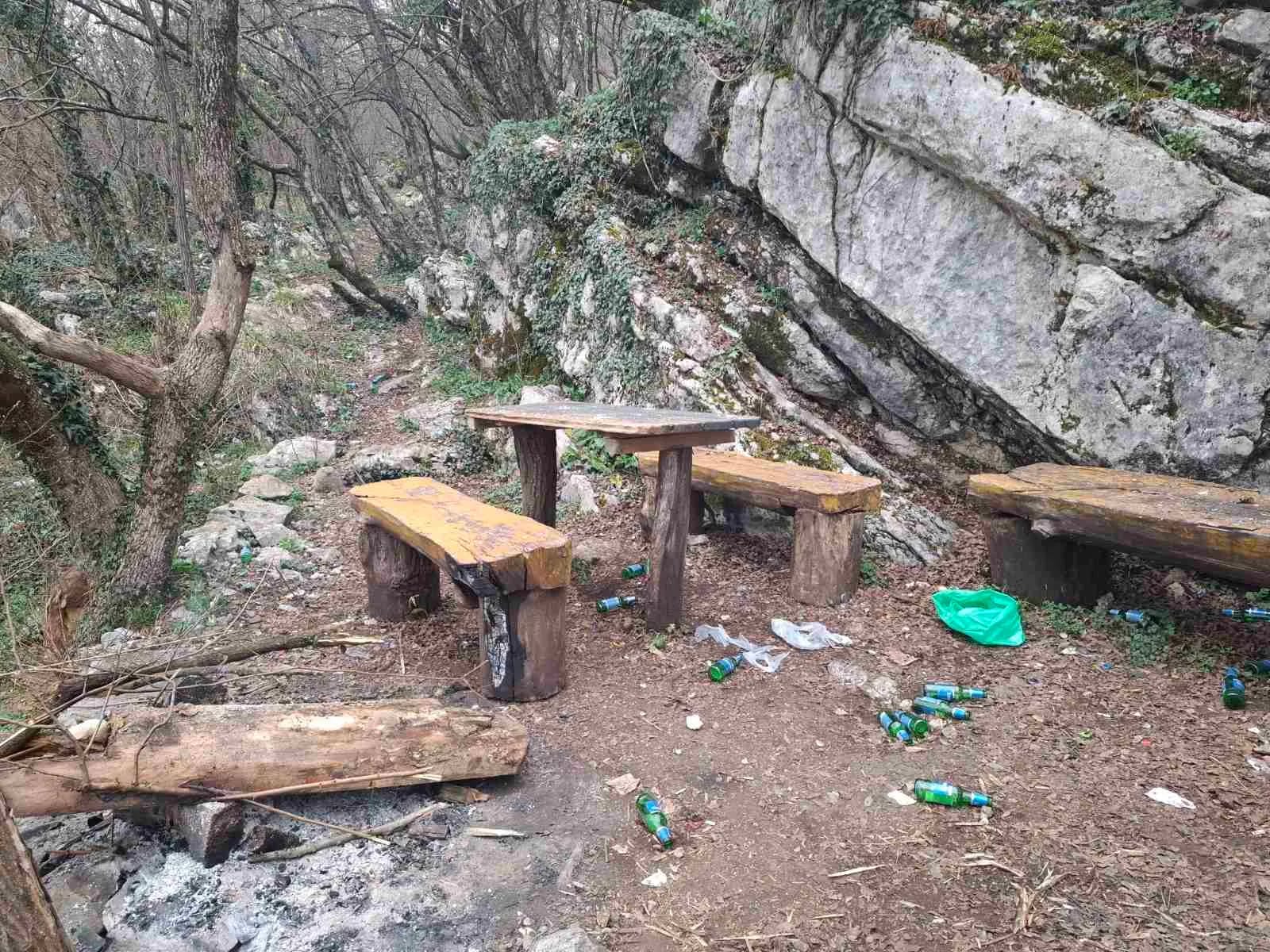 U eko-parku Blace zapaljene klupa i kanta, oštećen i objekat za roštilj