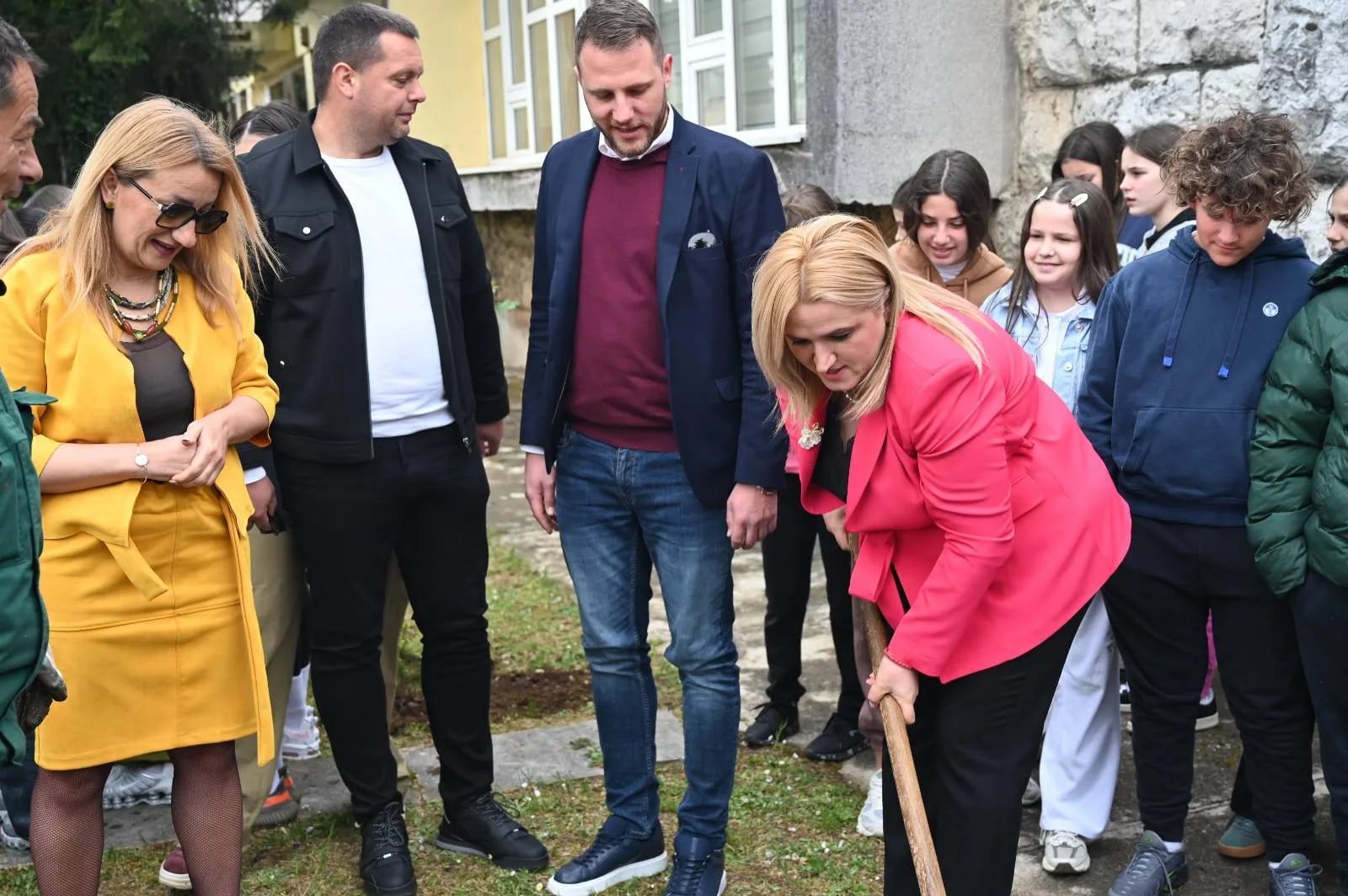 Obilježen Dan planete Zemlje: Organizovana akcija sadnje drveća u dvorištima nikšićkih škola