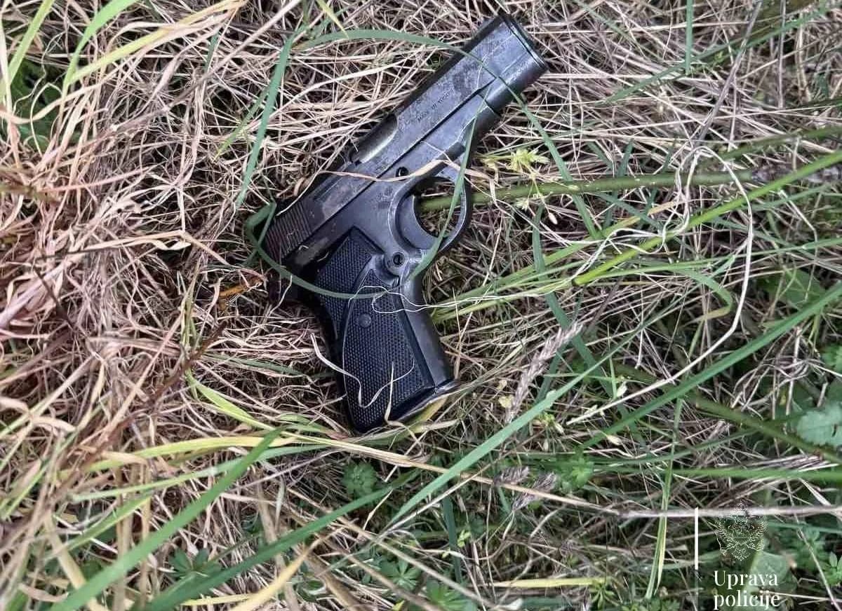 Uhapšena dvojica Nikšićana: Jednom oduzet "porše“ i marihuana, drugi bježao iz lokala i odbacio pištolj