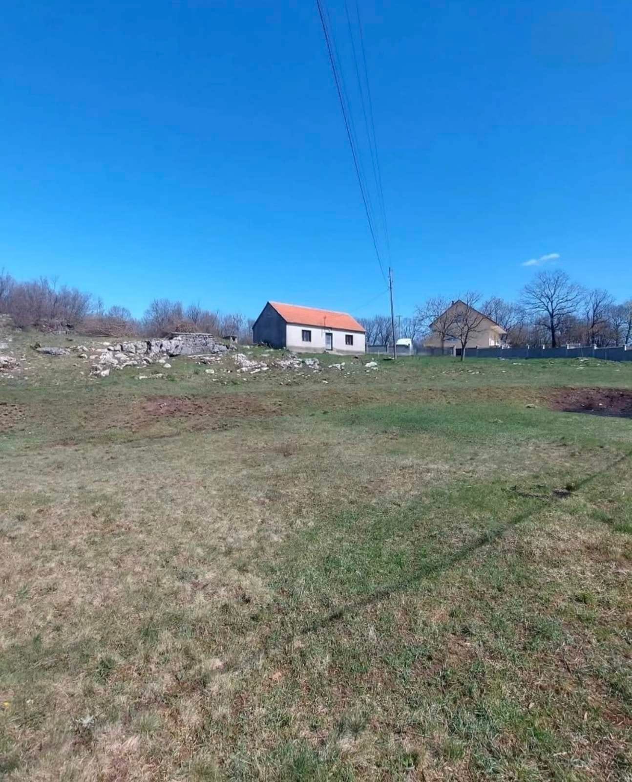 Prodajem dvosobnu kuću u Rubežama