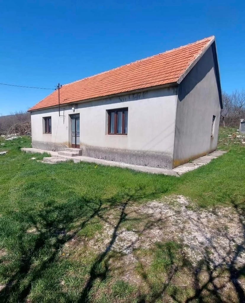 Prodajem dvosobnu kuću u Rubežama
