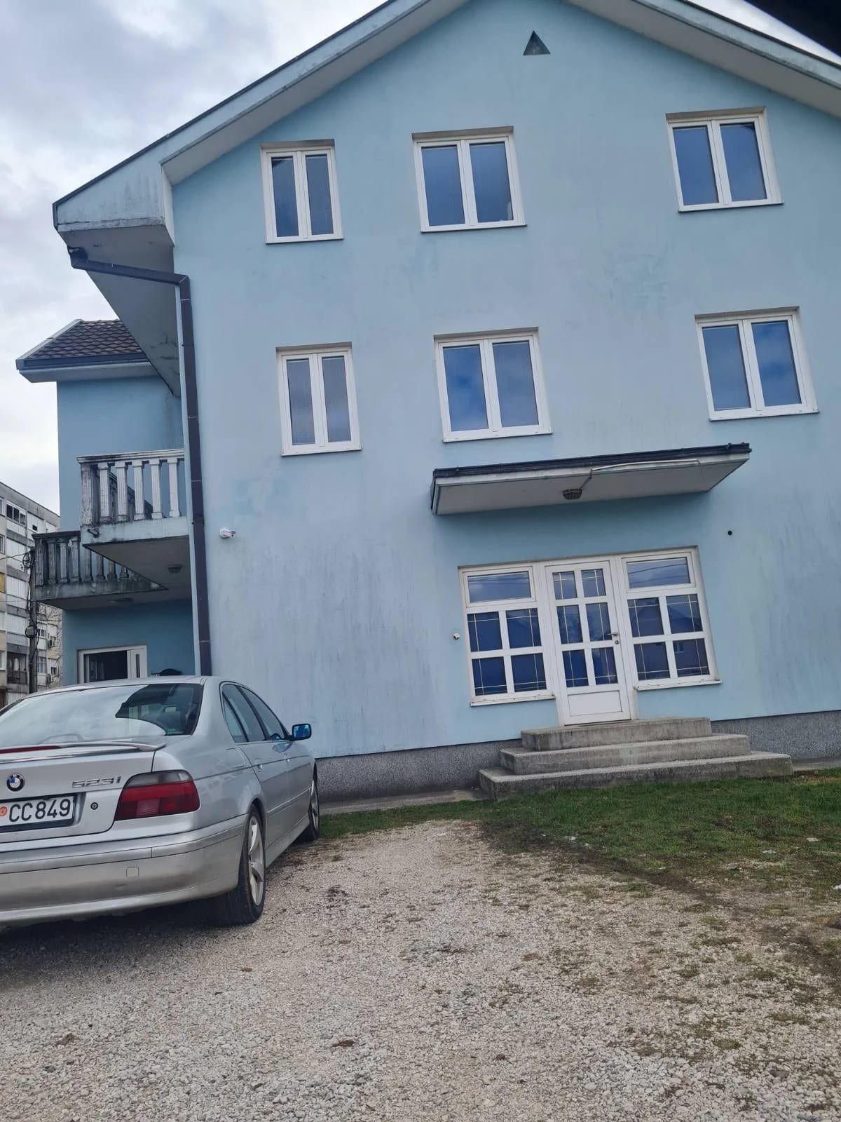 Prodajem kucu u blizini Sportskog centra. Kuca ima 5 stanova i poslovni prostor