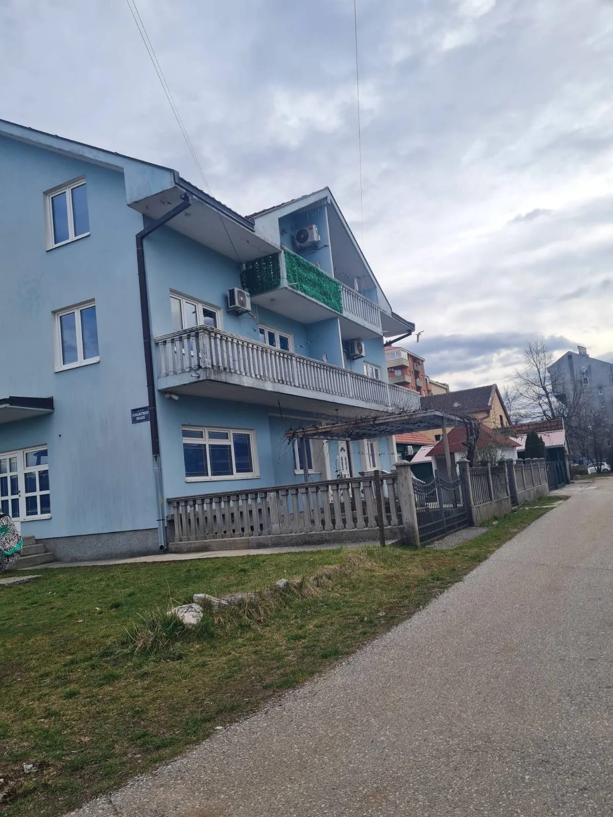 Prodajem kucu u blizini Sportskog centra. Kuca ima 5 stanova i poslovni prostor