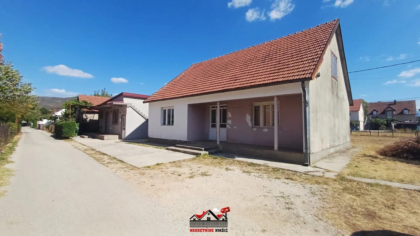 PRODAJU SE DVIJE KUĆE U MJESTU OŠTROVAC POVOLJNO!