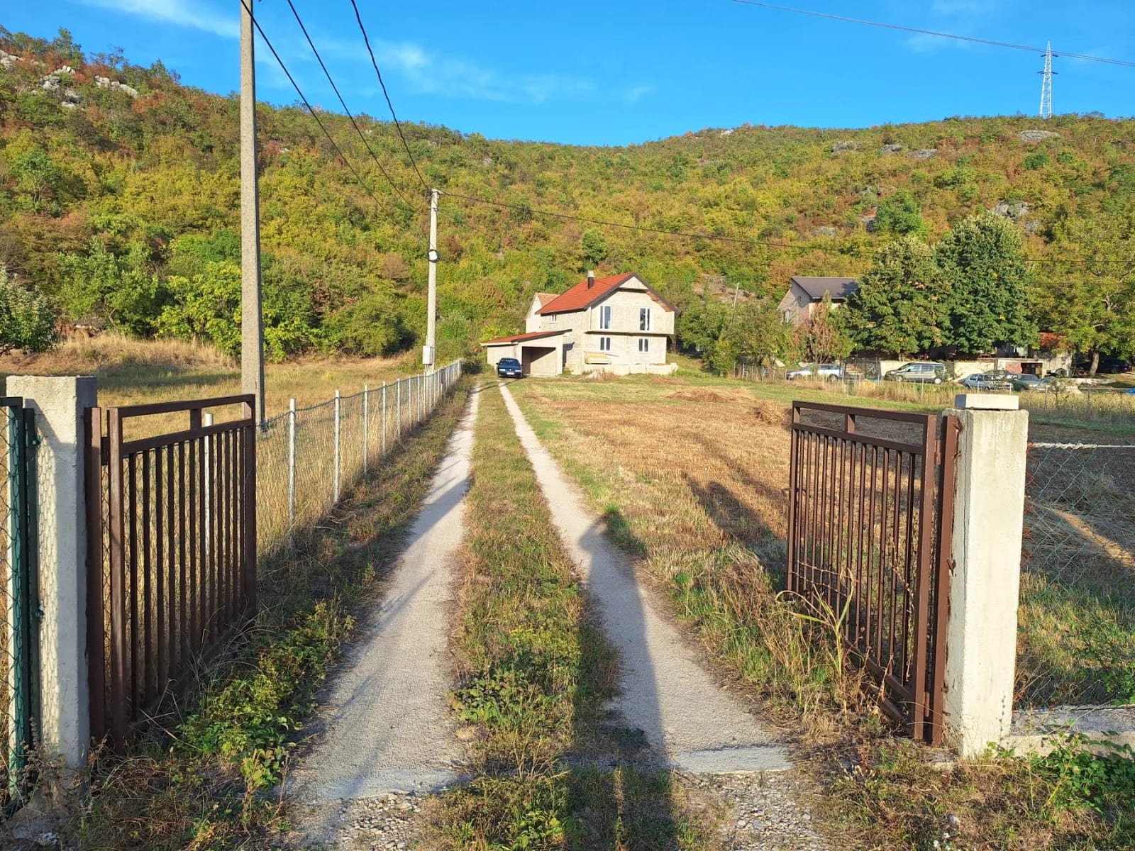 Prodajem noviju spratnu kuću od 120 m2 + stariju prizemnu kuću 50m2, Ozrinići, Nikšić