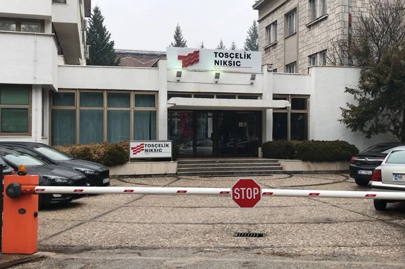 Bivši radnici Željezare ispred Skupštine