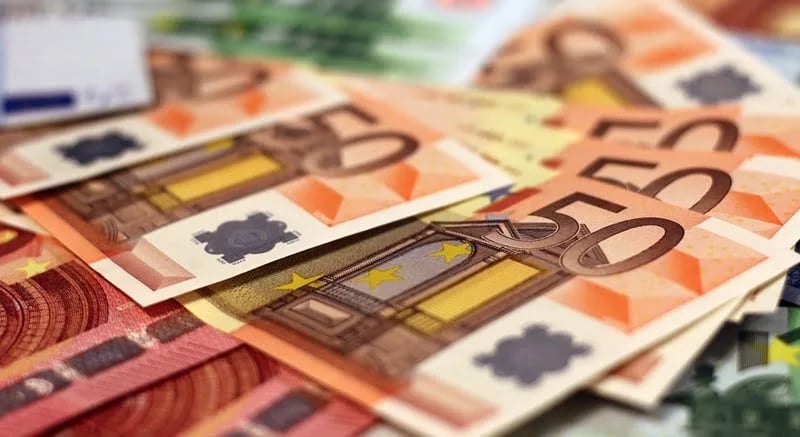 Veće plate za oko 500 državnih funkcionera
