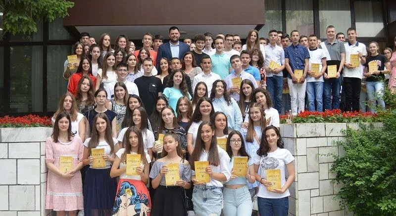Kovačević uručio knjige dobitnicima diplome "Luča" nikšićkih osnovnih škola