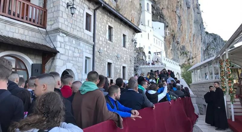 FOTO: Hiljade vjernika pod Ostrogom