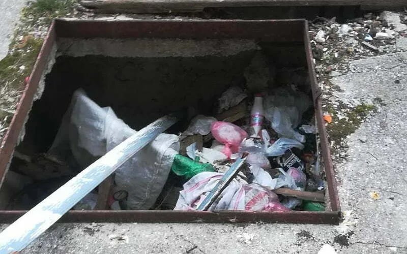 ČITAOCI ŠALJU: Od otvorene šahte do mini-deponije (Foto)