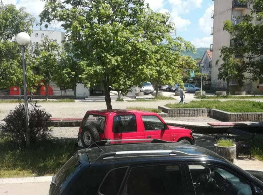 ČITAOCI ŠALJU: Zelena površina kao parking (Foto)