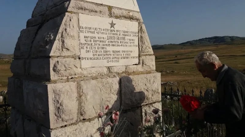 Članovi NVO "Zagrad Montenegro" položili cvijeće na spomenik narodnog heroja Danila Bojovića