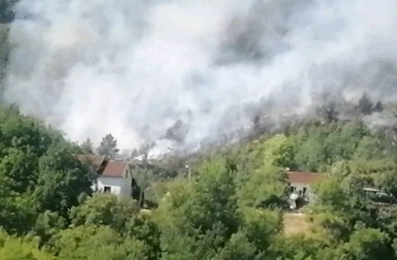 Vatrogasci gase požare na terenu oko Nudola