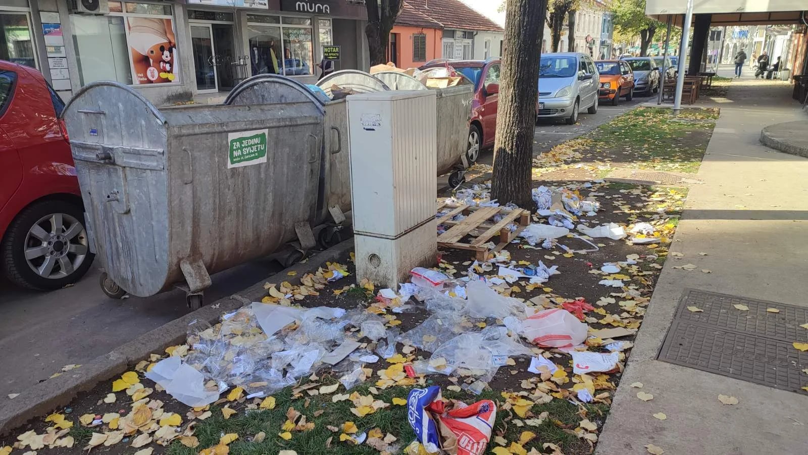 ČITAOCI ŠALJU: Smeće i pored kontejnera