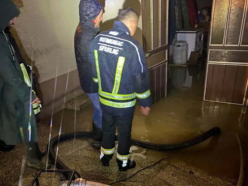 Vatrogasci tokom večeri imali desetak intervencija, nastavljaju potragu za sugrađaninom