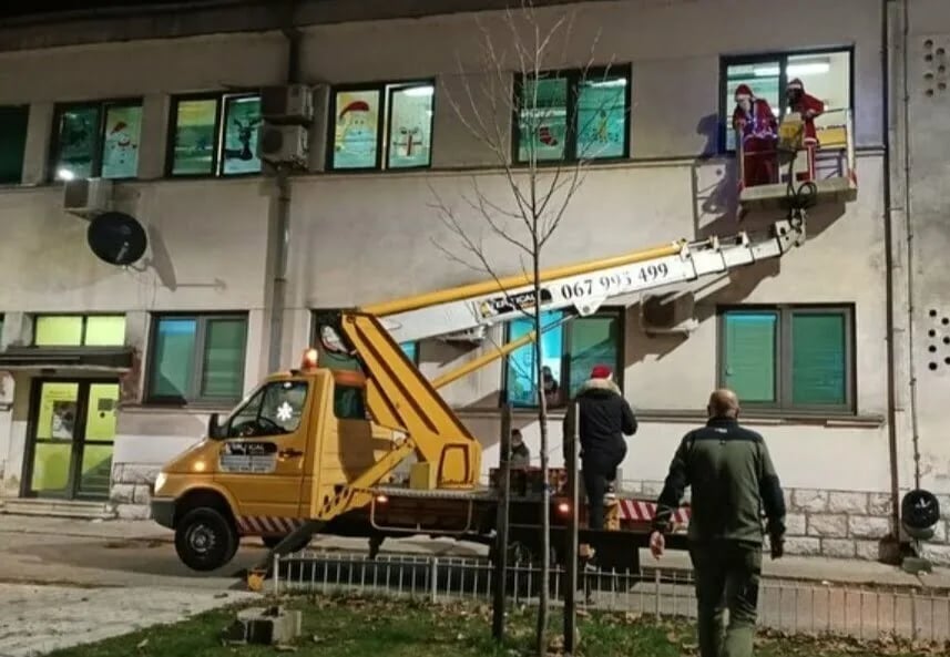 Djeda Mraz kroz prozor donosio poklone