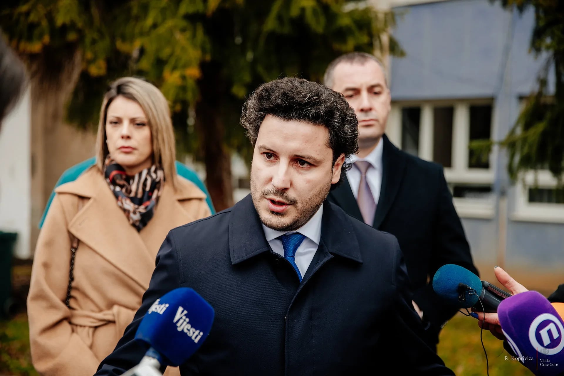 Objedniti vanredne parlamentarni i predsjedničke izbore