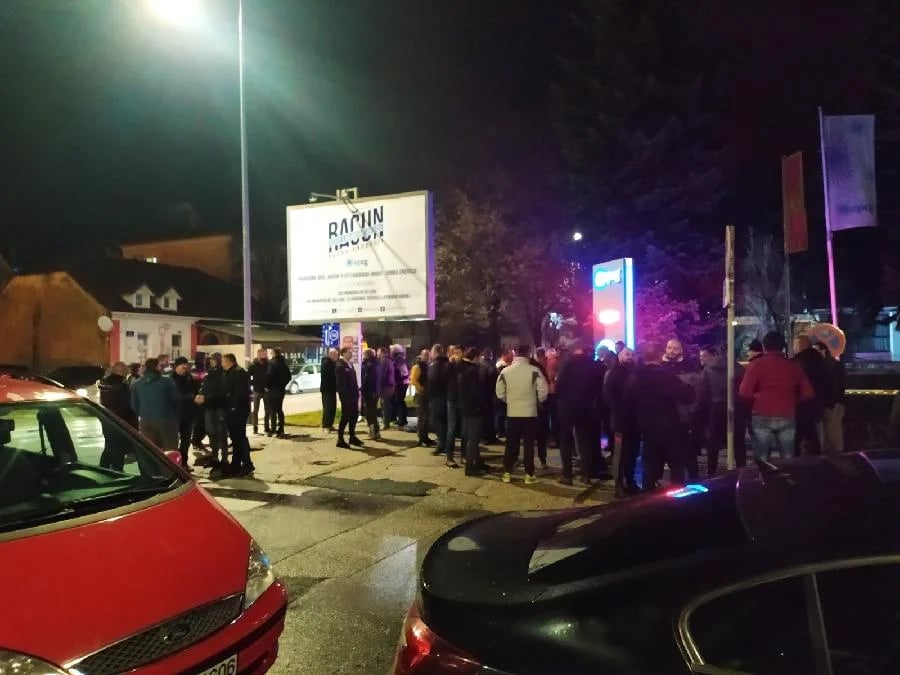 Radnici Željezare ispred EPCG čekaju okončanje pregovora