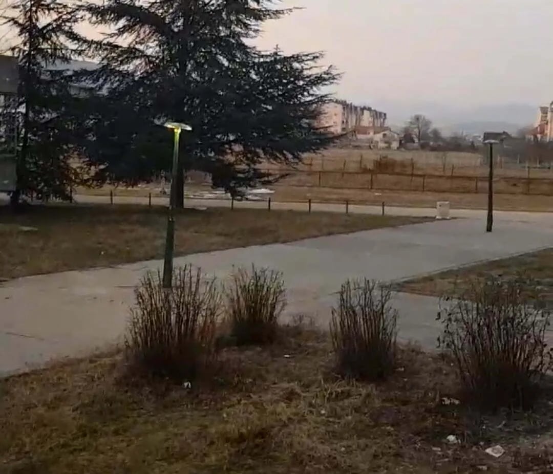 ČITAOCI ŠALJU: Stanari Kvarta iza Bolnice nezadovoljni novom led rasvjetom (Video)