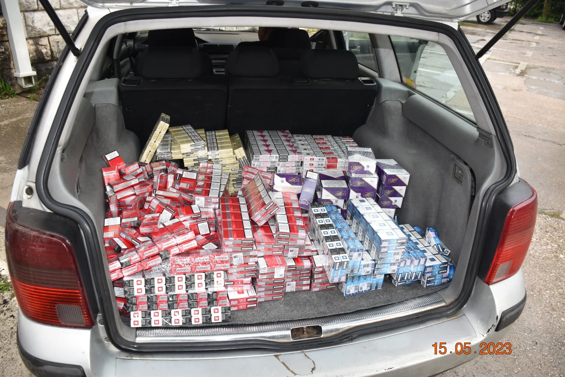 Na graničnom prelazu Ilino brdo zaplijenjene cigarete, uhapšena jedna osoba
